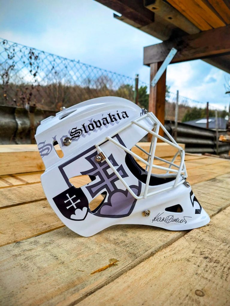 Profesionálny polep na hokejovú masku so znakom slovenska pre jednotný vzhľad.
